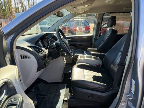 Used 2015 Chrysler Town & Country Touring image 15