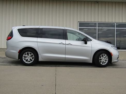 Used 2024 Chrysler Pacifica Touring-L FWD image 2