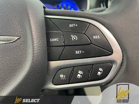 Used 2024 Chrysler Pacifica Touring-L AWD/4WD image 20