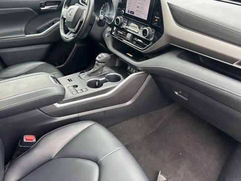 Used 2023 Toyota Highlander XLE image 20