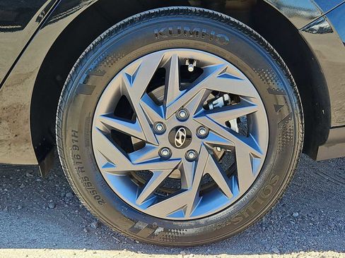 Used 2024 Hyundai Elantra Blue image 12