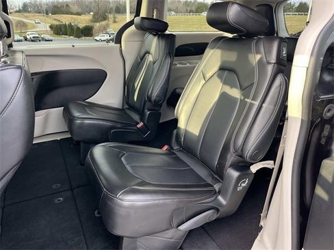 Used 2023 Chrysler Pacifica Touring-L image 22