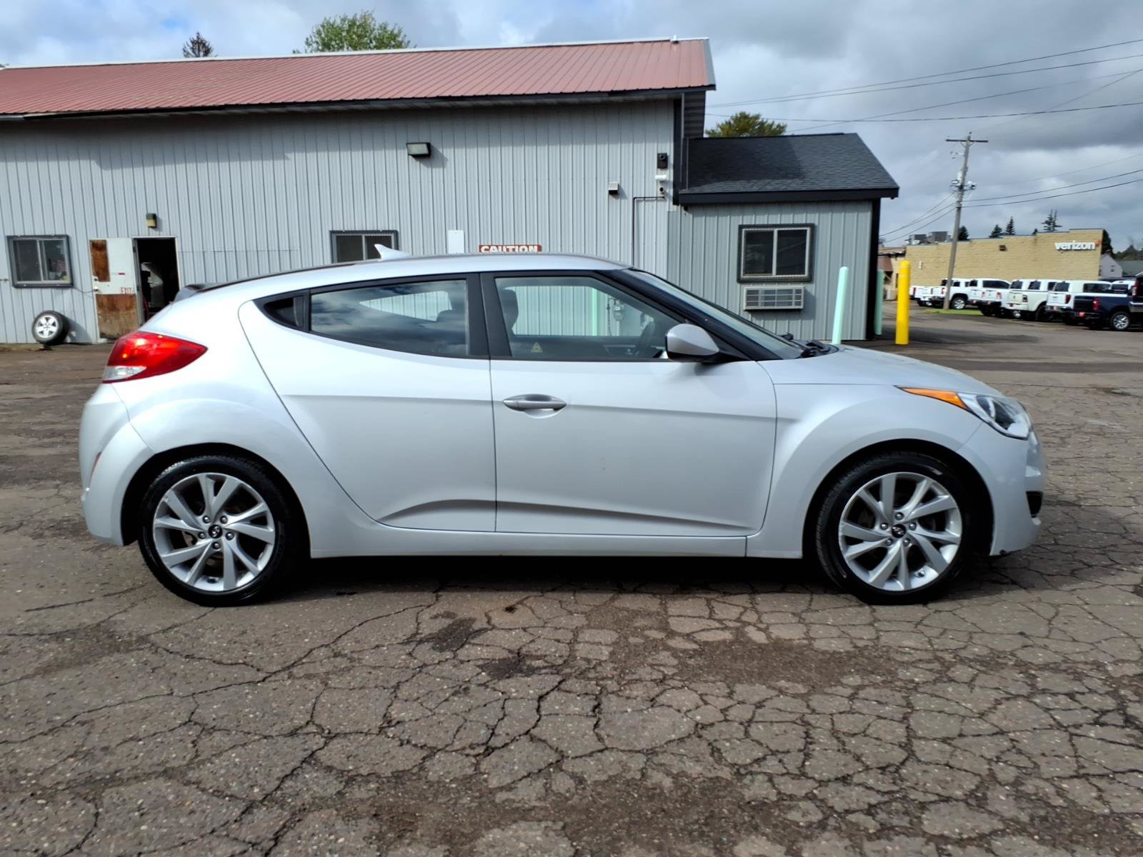Used 2016 Hyundai Veloster FWD image 7