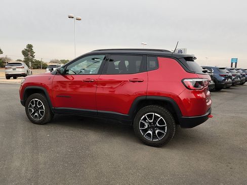 Used 2025 Jeep Compass Trailhawk image 4