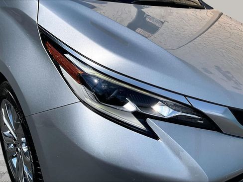 Certified 2023 Toyota Sienna Platinum FWD image 28