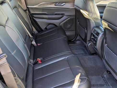 Used 2025 Jeep Grand Cherokee Limited w/ Luxury Tech Group II image 21