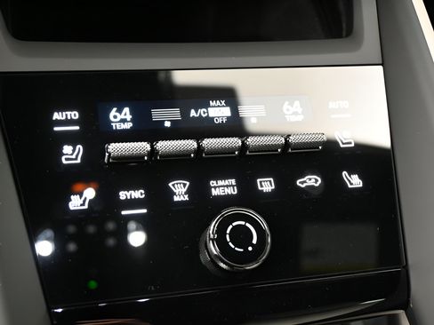 Certified 2025 Porsche Macan 4S Electric AWD/4WD image 15