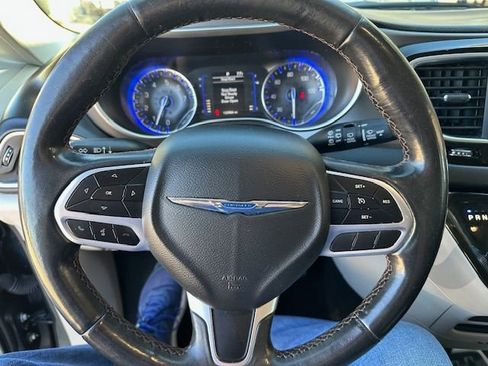 Used 2020 Chrysler Pacifica Touring-L w/ Tire & Wheel Group image 18