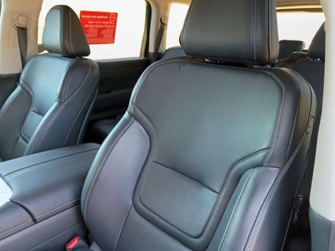 Used 2025 Nissan Armada SV RWD image 9