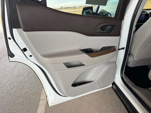 Used 2022 GMC Acadia SLE image 18