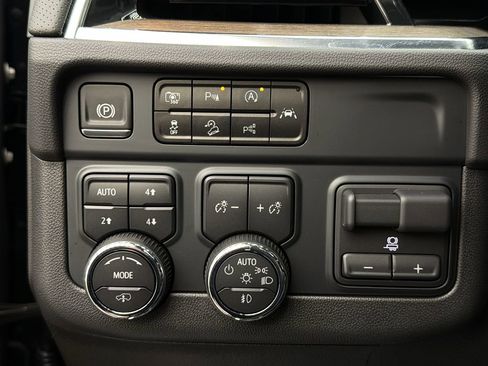 Used 2025 Chevrolet Suburban High Country AWD/4WD image 28