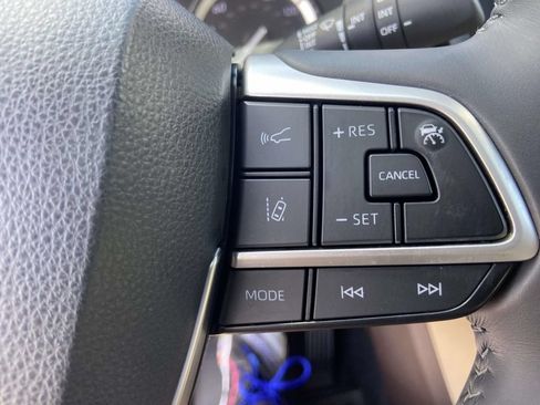 Used 2022 Toyota Highlander XLE FWD image 34