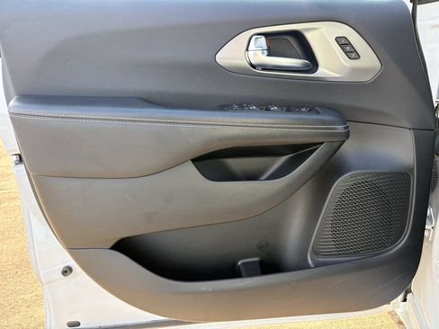 Used 2025 Chrysler Pacifica Select FWD image 10