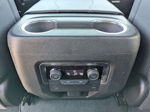 Used 2025 Chevrolet Suburban Z71 image 31