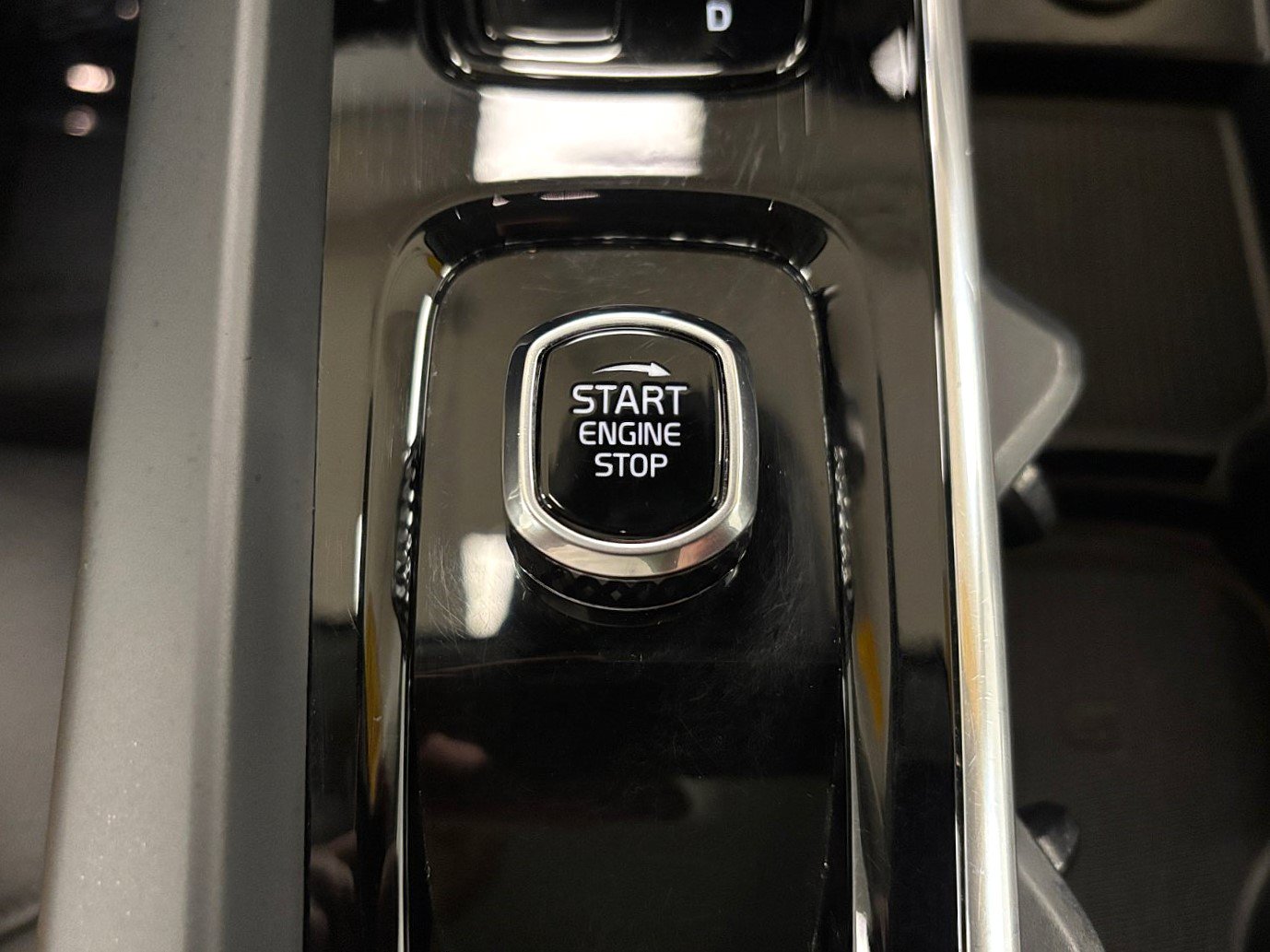 Used 2025 Volvo XC60 B5 Plus AWD/4WD image 30