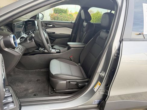 Used 2025 Chevrolet Trax LT FWD image 36