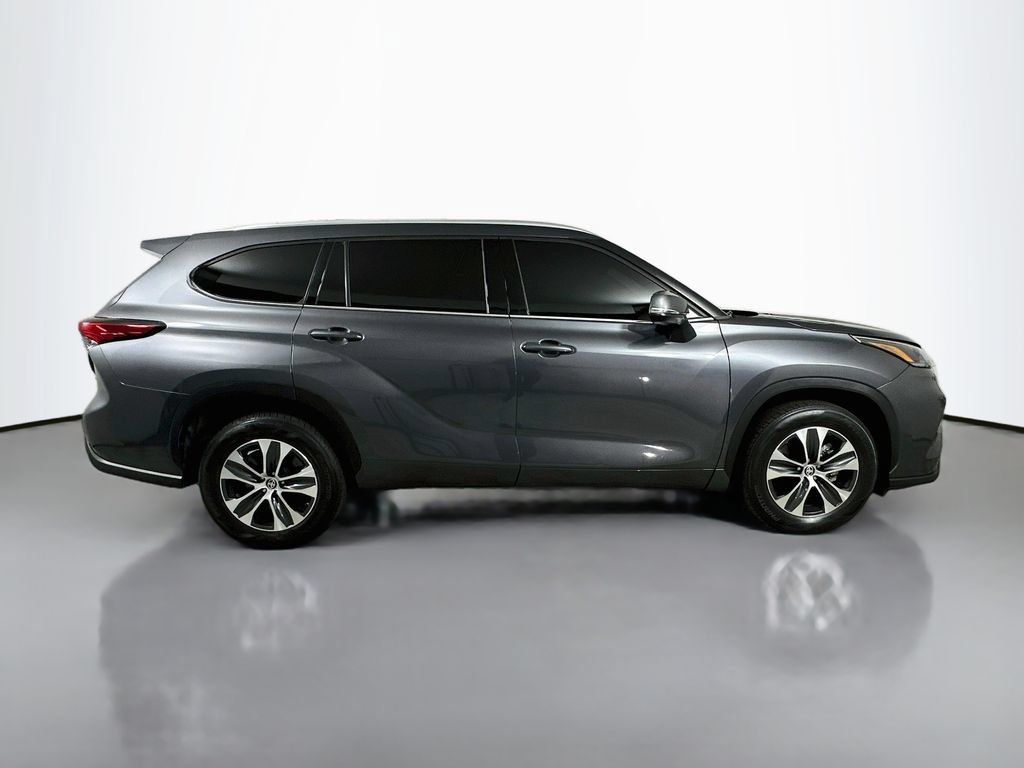 Used 2021 Toyota Highlander XLE FWD image 9