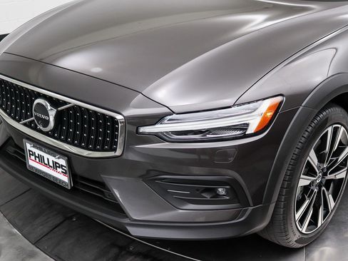 Used 2024 Volvo V60 B5 Cross Country Ultimate w/ Protection Package Premier AWD/4WD image 10