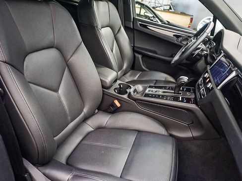Used 2025 Porsche Macan AWD/4WD image 17