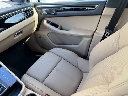 New 2025 Porsche Macan image 4