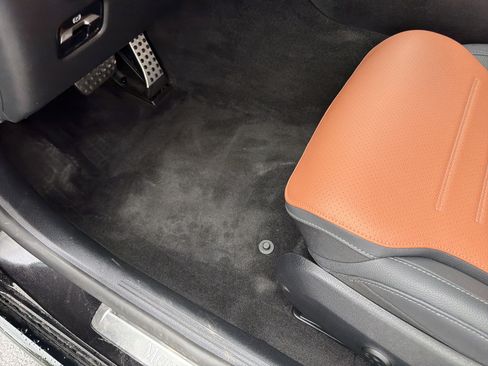 Used 2025 Mercedes-Benz C 300 Sedan image 18