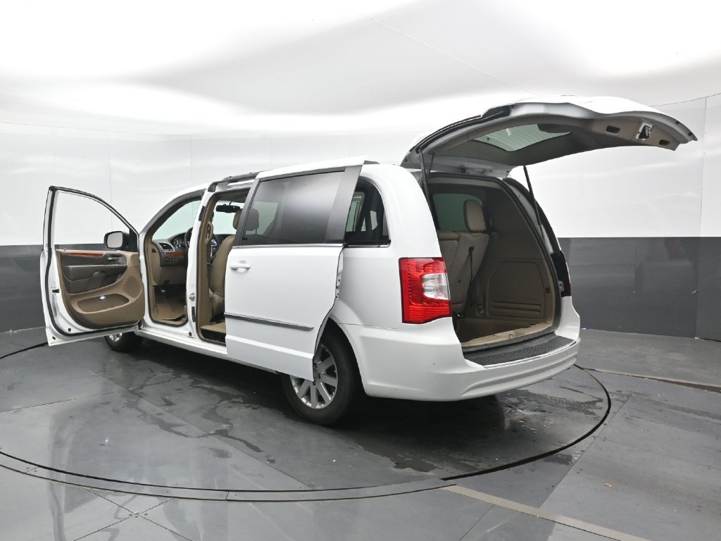 Used 2016 Chrysler Town & Country Touring FWD image 48