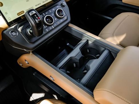 New 2026 Land Rover Defender 110 X-Dynamic SE AWD/4WD image 31