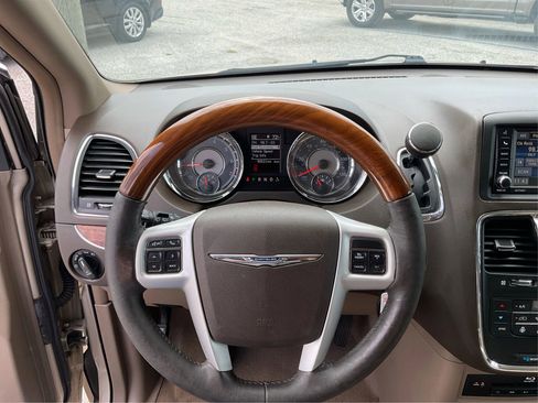 Used 2014 Chrysler Town & Country Limited w/ Luxury Group FWD image 16