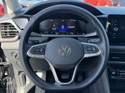 Used 2025 Volkswagen Taos SE FWD image 18