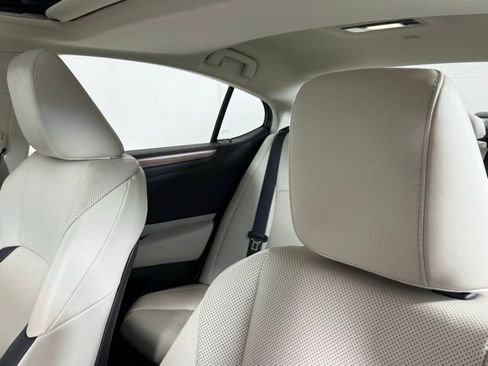 Used 2025 Lexus ES 300h w/ Premium Package image 17