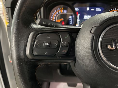 Used 2024 Jeep Gladiator Mojave w/ Convenience Group image 18