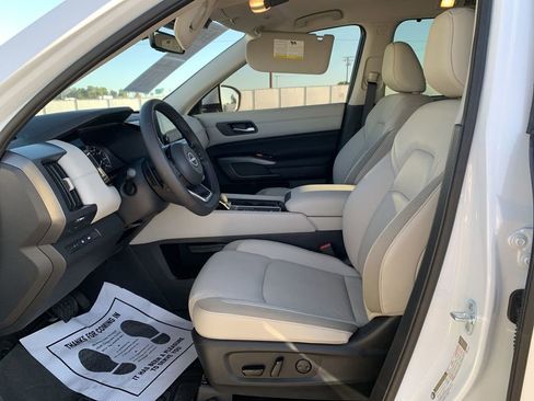 Used 2025 Nissan Pathfinder SL w/ Black Appearance Package FWD image 18