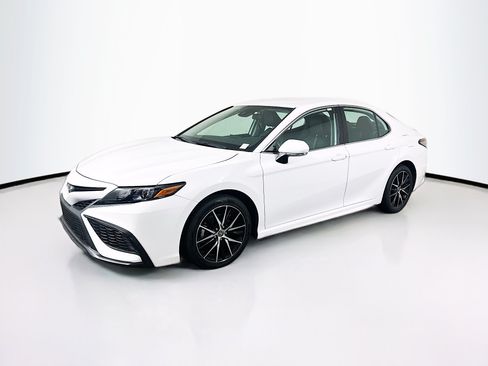 Used 2024 Toyota Camry SE FWD image 3