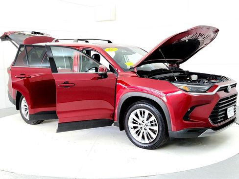 Used 2025 Toyota Grand Highlander AWD image 12