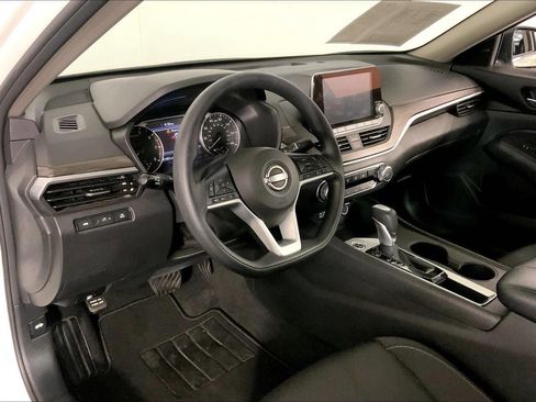 Used 2025 Nissan Altima 2.5 SV FWD image 14