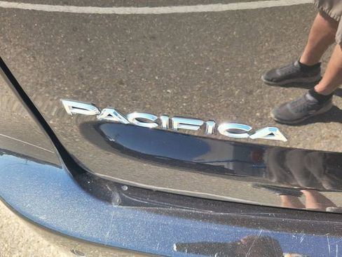 Used 2023 Chrysler Pacifica Touring-L FWD image 10