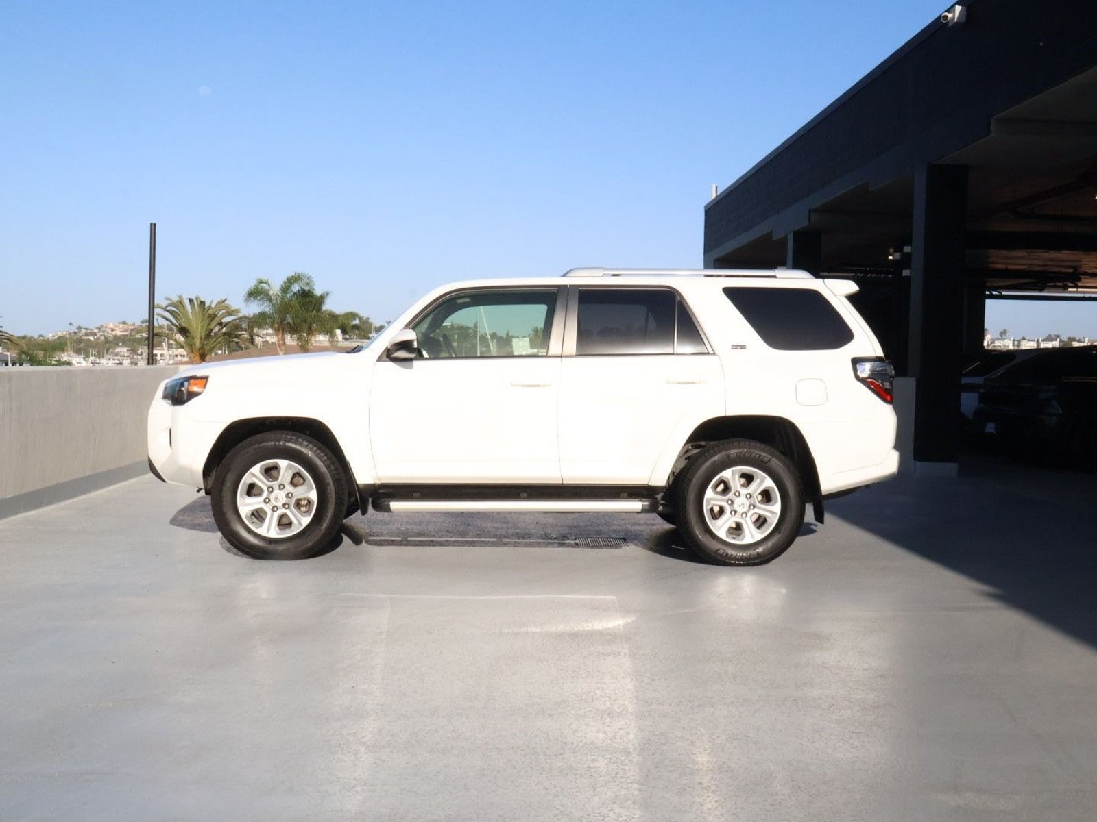 Used 2018 Toyota 4Runner SR5 w/ Preferred Accessory Package AWD/4WD image 2