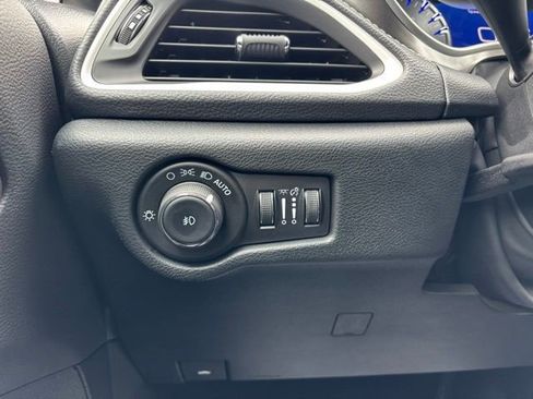 Used 2025 Chrysler Pacifica Select image 15