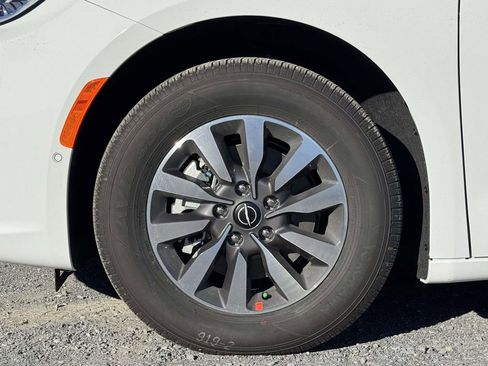 New 2026 Chrysler Pacifica Select image 11