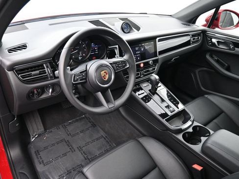 Certified 2025 Porsche Macan AWD/4WD image 4