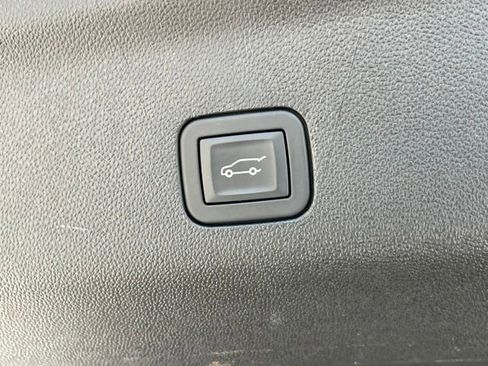 Used 2025 GMC Yukon XL Denali AWD/4WD image 28