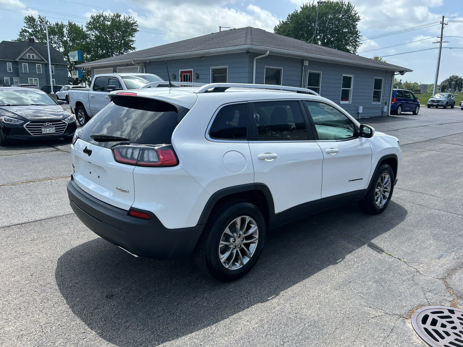 Used 2019 Jeep Cherokee Latitude Plus w/ Cold Weather Group AWD/4WD image 3
