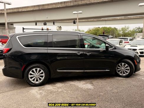 Used 2019 Chrysler Pacifica Touring-L FWD image 9