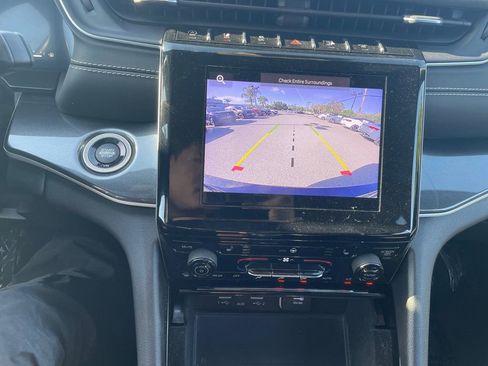 Used 2021 Jeep Grand Cherokee L Laredo image 21