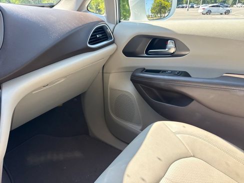 Used 2019 Chrysler Pacifica Touring-L w/ Advanced Safetytec Group FWD image 17