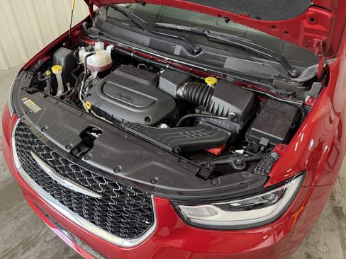 Used 2024 Chrysler Pacifica Touring-L FWD image 16