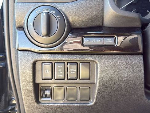 Used 2018 Nissan Titan SV w/ SV Convenience Package image 7