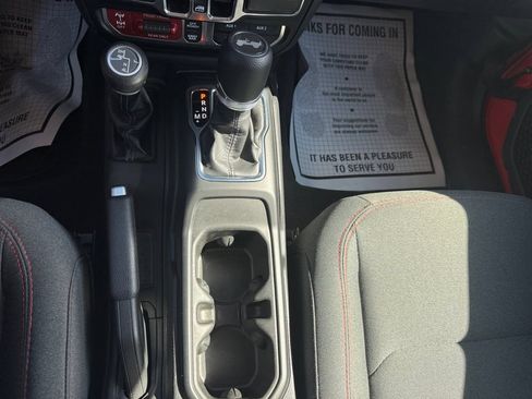 Used 2025 Jeep Wrangler Unlimited Rubicon AWD/4WD image 23