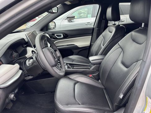 Used 2025 Jeep Compass Limited AWD/4WD image 28