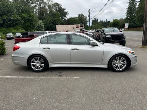 Used 2013 Hyundai Genesis 3.8 w/ Technology Pkg RWD image 4